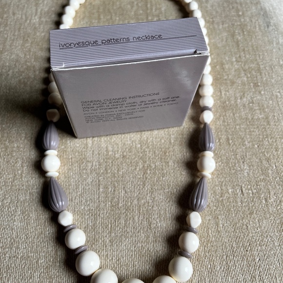 VINTAGE (1989) AVON IVORYESQUE PATTERNS NECKLACE - Picture 2 of 3